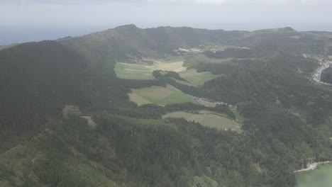 Sete-Cidades,-Portugal,-Mostrando-Una-Exuberante-Vegetación-Y-Un-Lago-Sereno,-Vista-Aérea