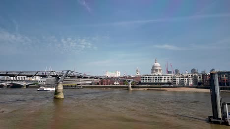 Blick-Auf-Die-Millennium-Bridge-Mit-St.-Pauls-Kathedrale-Am-Nachmittag-In-London,-England