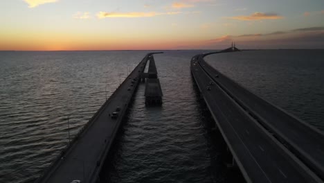 Antena-Del-Atardecer-Sobre-La-Bahía-De-Tampa-Sunshine-State-Skyway-Y-El-Muelle-De-Pesca-Del-Parque-Estatal,-Florida