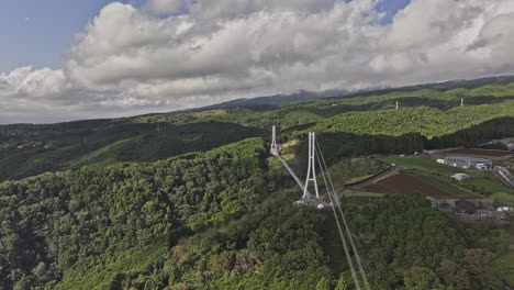 Mishima,-Japan-–-Luftaufnahme-Eines-V6-Drohnenüberflugs-über-Sasahara-Shinden,-Der-Die-Skywalk-Brücke-Einfängt,-Die-Sich-über-Das-Grüne-Tal-Und-Die-Natürliche-Schönheit-Der-Hügellandschaft-Erstreckt-–-Aufgenommen-Mit-Mavic-3-Pro-Cine-–-Oktober-2023