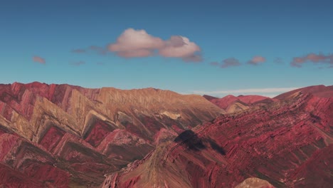 Toma-Aérea-Desde-Dolly-Que-Establece-La-Maravilla-Natural-De-La-Colina-De-14-Colores.