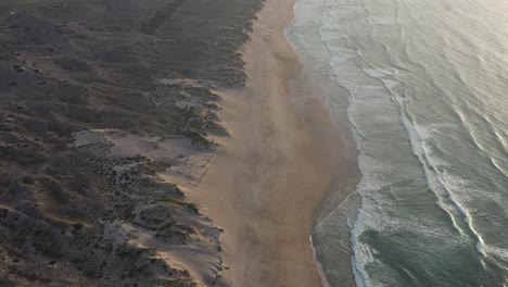 Luftaufnahme-Des-Strandes-Von-Baleal-In-Peniche-Bei-Sonnenuntergang