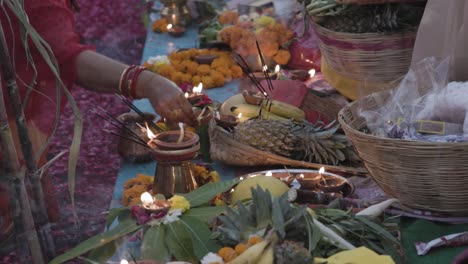 Heilige-Religiöse-Opfergaben-Mit-Öllampe-Und-Früchten-Für-Den-Hinduistischen-Sonnengott-Beim-Chhath-Fest