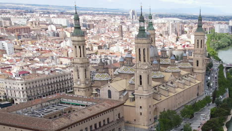 Kathedrale-La-Seo-In-Saragossa-Mit-Der-Stadtansicht-Und-Dem-Fluss-Ebro-Im-Hintergrund,-Luftaufnahme
