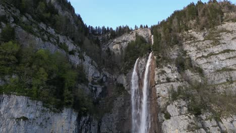 Cascada-Seerenbach-Falls-Establecer-Tiro-Cascada-De-Agua-Fría-De-Manantial-Suiza