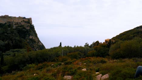 Grecia,-Corfú:-El-Vídeo-Captura-La-Costa-De-La-Isla-De-Corfú-Y-La-Fortaleza-En-La-Cima-De-Una-Montaña,-Ofreciendo-Impresionantes-Vistas-De-La-Costa.