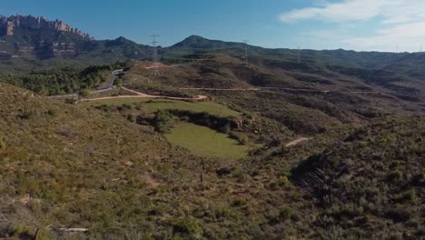 Der-Wald-Der-Kreuze-In-Montserrat,-Marganell,-Spanien-An-Einem-Sonnigen-Tag,-Luftaufnahme