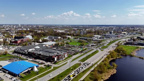 Drones-Aéreos-Sobrevuelan-La-Temporada-De-Motos-Abierta-En-Las-Calles-Del-Paisaje-Urbano-De-Riga-Letonia