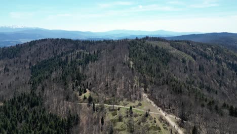 Berge-An-Einem-Sommertag-Mit-Berggipfeln,-Wald,-üppigem-Grün-Und-Bäumen