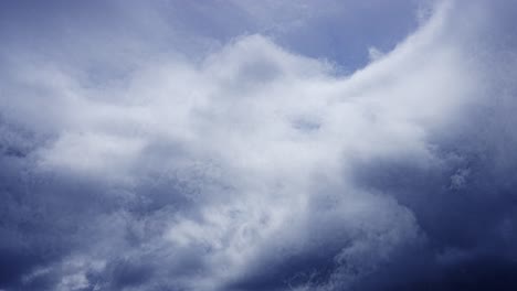 Día-Nublado-Y-Ventoso.-Cloudscape-En-Primavera.