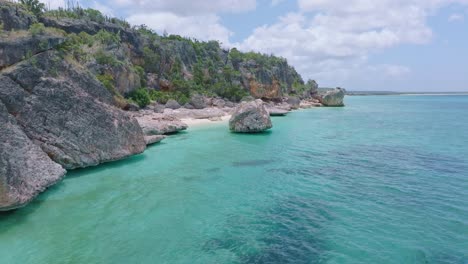 Felsen-Und-Felsbrocken-Mit-Strand-An-Der-Küste-Des-Jaragua-Nationalparks-In-Der-Dominikanischen-Republik
