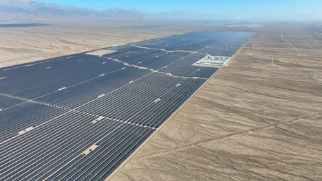 Paneles-Solares-Expansivos-Que-Se-Extienden-Por-El-Desierto,-Día-Soleado,-Vista-Aérea