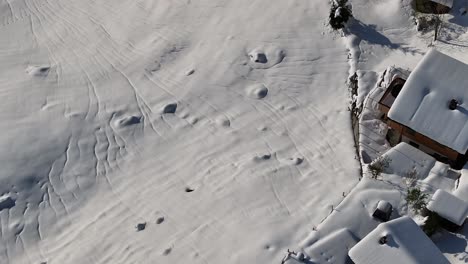Luftaufnahme-Eines-Malerischen-Schweizer-Dorfes,-Bedeckt-Mit-Schnee