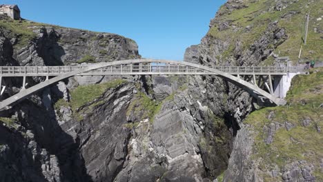 Flug-Unter-Der-Mizen-Brücke,-4K-Filmmaterial-Mit-Drohnenaufnahmen---Co