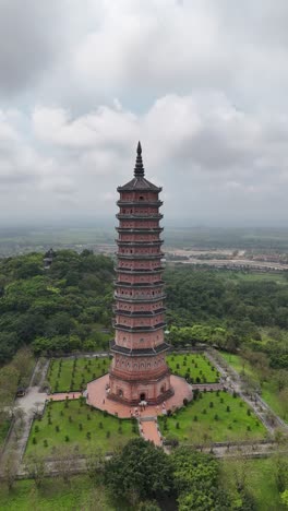 Luftaufnahme-Der-Bai-Dinh-Pagode,-Ninh-Binh,-Vietnam,-Vertikal