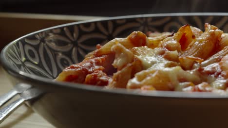 Salchicha-Arrabiata-Picante-Plateada,-Pasta-Con-Tomate-Y-Cubiertos