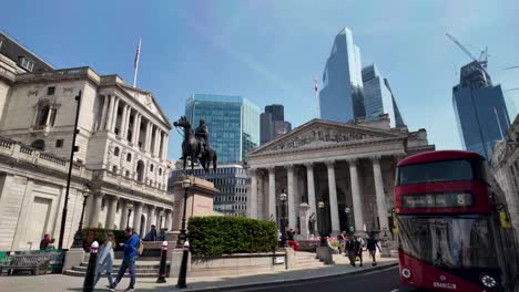 Blick-Auf-Die-Royal-Exchange,-Die-Bank-Of-England-Und-Das-Kriegsdenkmal-Der-Londoner-Truppen-In-England,-Zeitgenössische-Architektonische-Ästhetik-Inmitten-Einer-Dynamischen-Städtischen-Umgebung