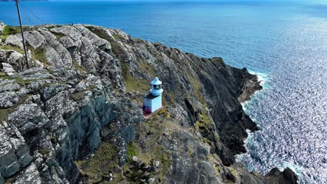 Irland:-Epische-Orte:-Drohne-Umkreist-Sheep&#39;s-Head-Lighthouse-In-West-Cork-Auf-Der-Felsigen-Halbinsel-Am-Wild-Atlantic-Way