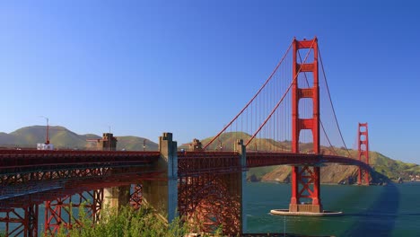 Die-Golden-Gate-Bridge-In-Leuchtenden-Rottönen-Mit-Blauem-Himmel-Vom-Golden-Gate-Bridge-Vista-Point-South,-San-Francisco,-USA