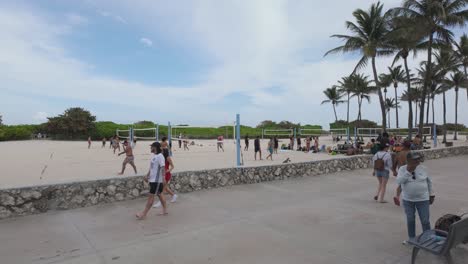 Gente-Disfrutando-De-Un-Día-Soleado-Jugando-Voleibol-De-Playa-En-Miami-Beach.