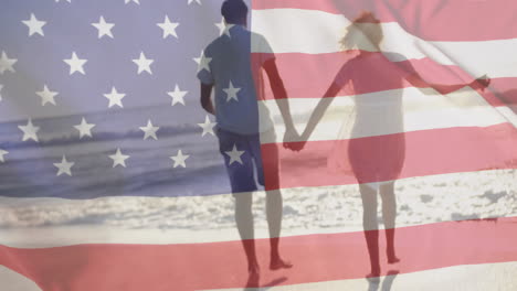 Animation-Der-Amerikanischen-Flagge-über-Fröhlichen,-Vielfältigen-Händchenhalten-Und-Laufen-Ins-Meer-Am-Sonnigen-Strand