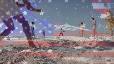 Animation-Der-Amerikanischen-Flagge-Und-Textur-über-Glücklichen,-Unterschiedlichen-Freunden,-Die-Am-Sonnigen-Strand-Fußball-Spielen