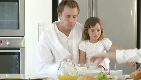 Geduldiger-Vater-Und-Verschrobene-Tochter-Frühstücken