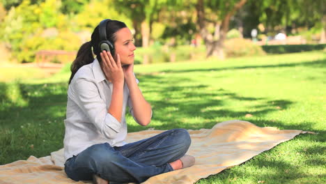 Woman-listening-to-music-outdoors-