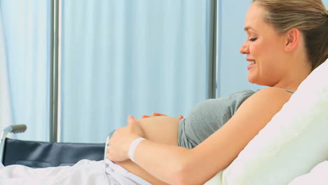 Schwangere-Frau-Streichelt-Ihren-Bauch