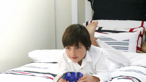 Junge-Auf-Seinem-Bett-Spielt-Videospiele-