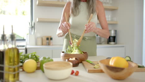 Mujer-Caucásica-Madura-Preparando-Ensalada-En-La-Cocina