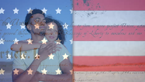 Animation-Der-Amerikanischen-Flagge-Und-Verfassung-über-Einem-Glücklichen,-Vielfältigen-Paar,-Das-Sich-Am-Sonnigen-Strand-Umarmt