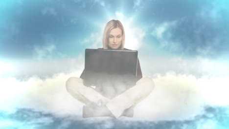 Mujer-En-Las-Nubes-Con-Laptop