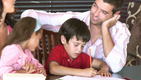 Eltern-Beobachten-Ihre-Kinder-Bei-Den-Hausaufgaben
