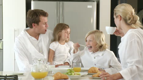 Familia-Hambrienta-Desayunando