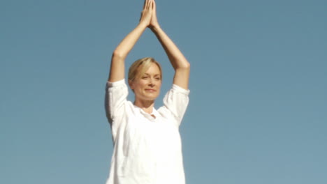 Schöne-Frau-Macht-Yoga-Meditation