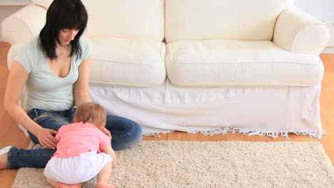 Madre-Joven-Con-Su-Bebé