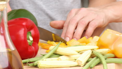 Familia-En-Casa-En-La-Cocina-Preparando-Una-Comida-