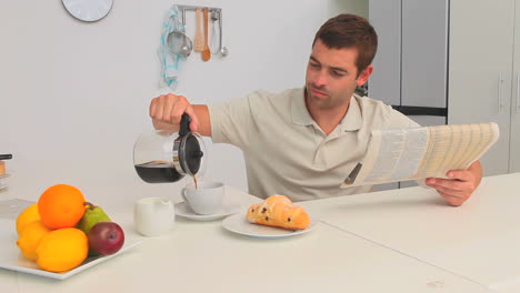 Man-having-breakfast-in-the-kitchen-