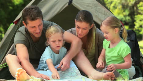 Cute-family-camping-in-the-countryside-