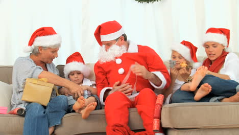Weihnachtsmann-Mit-Einer-Glücklichen-Familie-