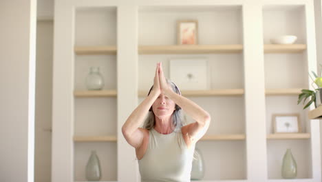 Reife-Kaukasische-Frau-Praktiziert-Yoga-Zu-Hause