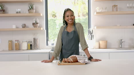 Afroamerikanische-Junge-Frau-Mit-Schürze-Steht-In-Der-Küche