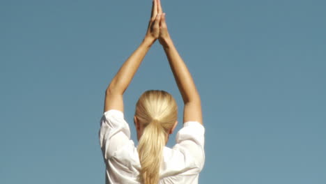 Glückliche-Frau-Beim-Yoga-Kurs