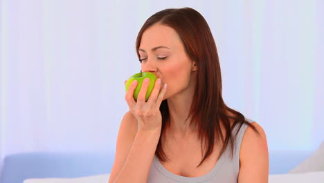 Entspannte-Frau-Isst-Einen-Apfel