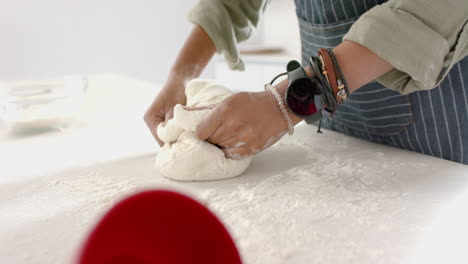 Mujer-Joven-Afroamericana-Amasando-Masa-En-El-Mostrador-De-La-Cocina