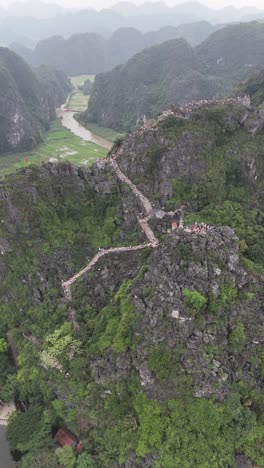 Mirador-De-La-Cueva-De-Mua,-Ninh-Binh,-Vietnam---Vista-Aérea-Del-Camino-Accidentado