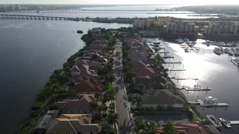 Antena-Flotando-Hacia-Abajo-Comunidad-De-Viviendas-De-Lujo-En-El-Río-Manatee,-Florida