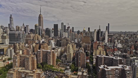 NYC-New-York-Aerial-v444-establishing-shot,-drone-flyover-the-Chelsea-across-25th-street-capturing-urban-cityscape-views-of-Midtown-Manhattan-at-daytime---Shot-with-Mavic-3-Pro-Cine---September-2023