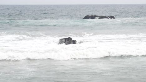 Imágenes-En-Cámara-Lenta-De-Las-Olas-Del-Mar,-Paso-Elevado-Del-Enlace-Marítimo-De-Mumbai-Bandra-Worli